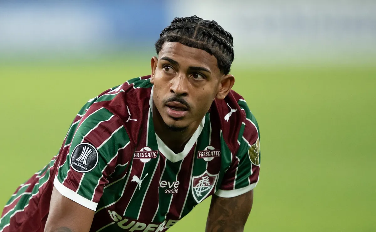 Fluminense não descarta venda de John Kennedy após excesso de centroavantes no elenco de Zubeldía