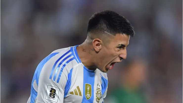 Almada em campo durante jogo da Argentina nas Eliminatórias, em 2024.
