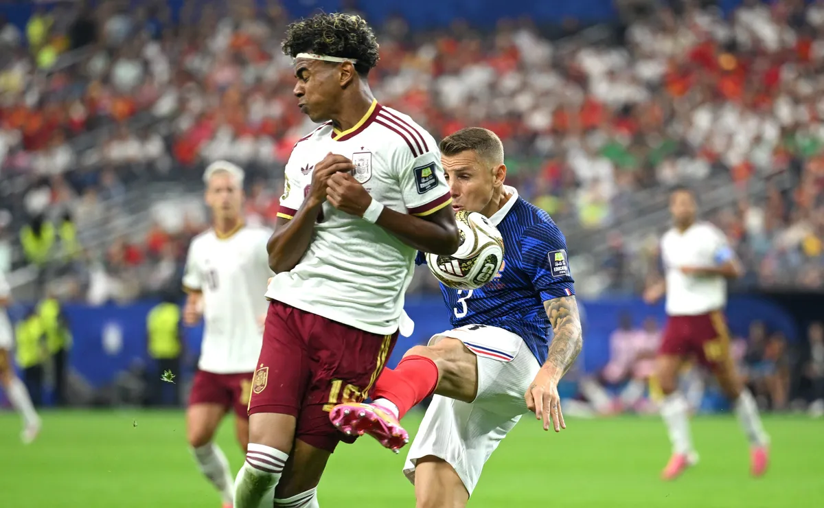 Lucas Digne se pronuncia e lamenta eliminação da França na Copa: “Decepcionado comigo mesmo”