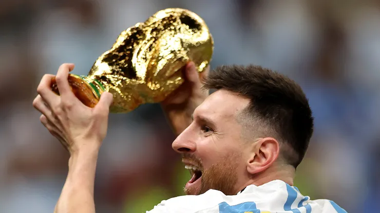 Messi com a taça da Copa do Mundo de 2022.