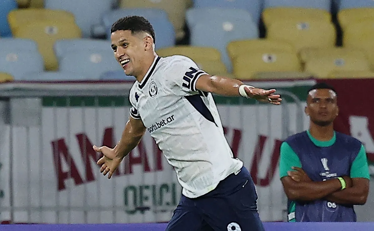 Internacional monitora Álex Arce, centroavante que disputou a Copa do Mundo pelo Paraguai