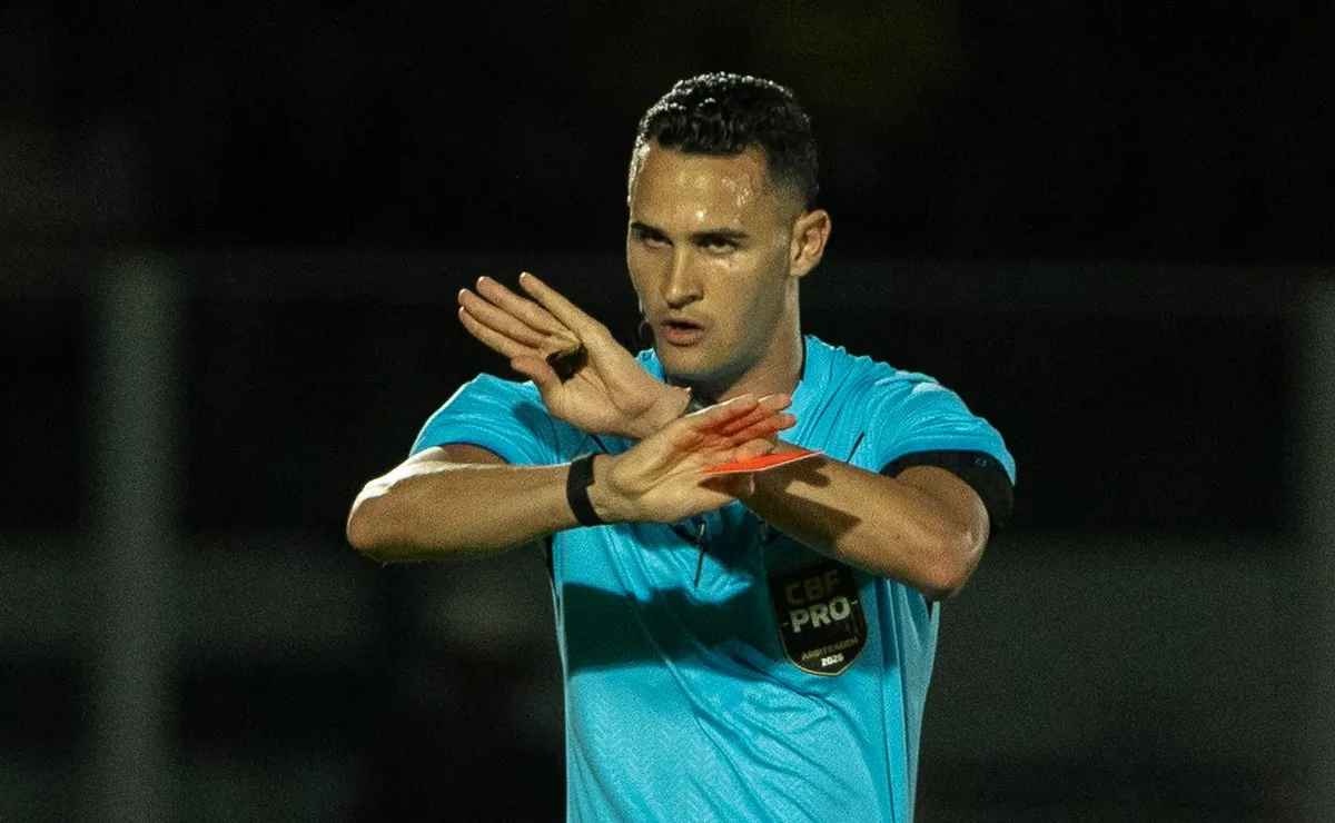 Matheus Candançan apita Vitória x Vasco no Barradão na retomada do Brasileirão