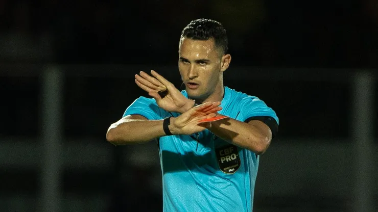 O arbitro Matheus Delgado Candancan faz consulta ao VAR (recurso de video) durante partida entre Mirassol e Corinthians no estadio Jose Maria de Campos Maia pelo campeonato Brasileiro A 2026. Foto: Joisel Amaral/AGIF
