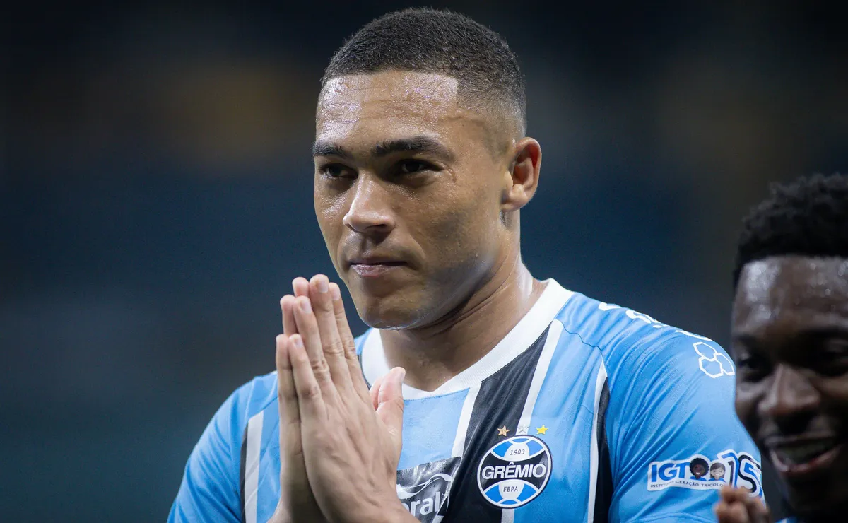 Carlos Vinícius não atinge metas de renovação contratual, pode sair do Grêmio e interessa ao Corinthians