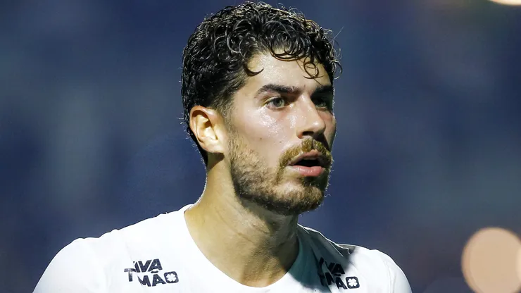 Pedro Raul durante partida contra a Portuguesa pelo Paulista.