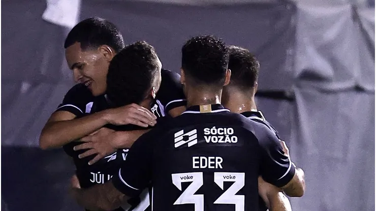 CE - FORTALEZA - 10/06/2026 - BRASILEIRO B 2026, CEARA X AVAI - Julio Cesar jogador do Ceara comemora seu gol com Melk jogador da sua equipe durante partida contra o Avai no estadio Presidente Vargas (CE) pelo campeonato Brasileiro B 2026. Foto: Baggio Rodrigues/AGIF