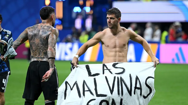Lo Celso segura faixa política no Estádio de Atlanta, nos Estados Unidos.