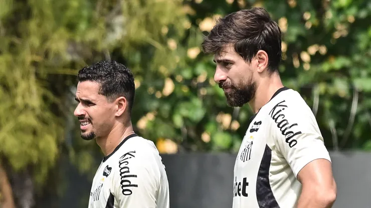 Lucas Veríssimo e Luan Peres, zagueiros do Santos - Foto: Jota Erre/AGIF