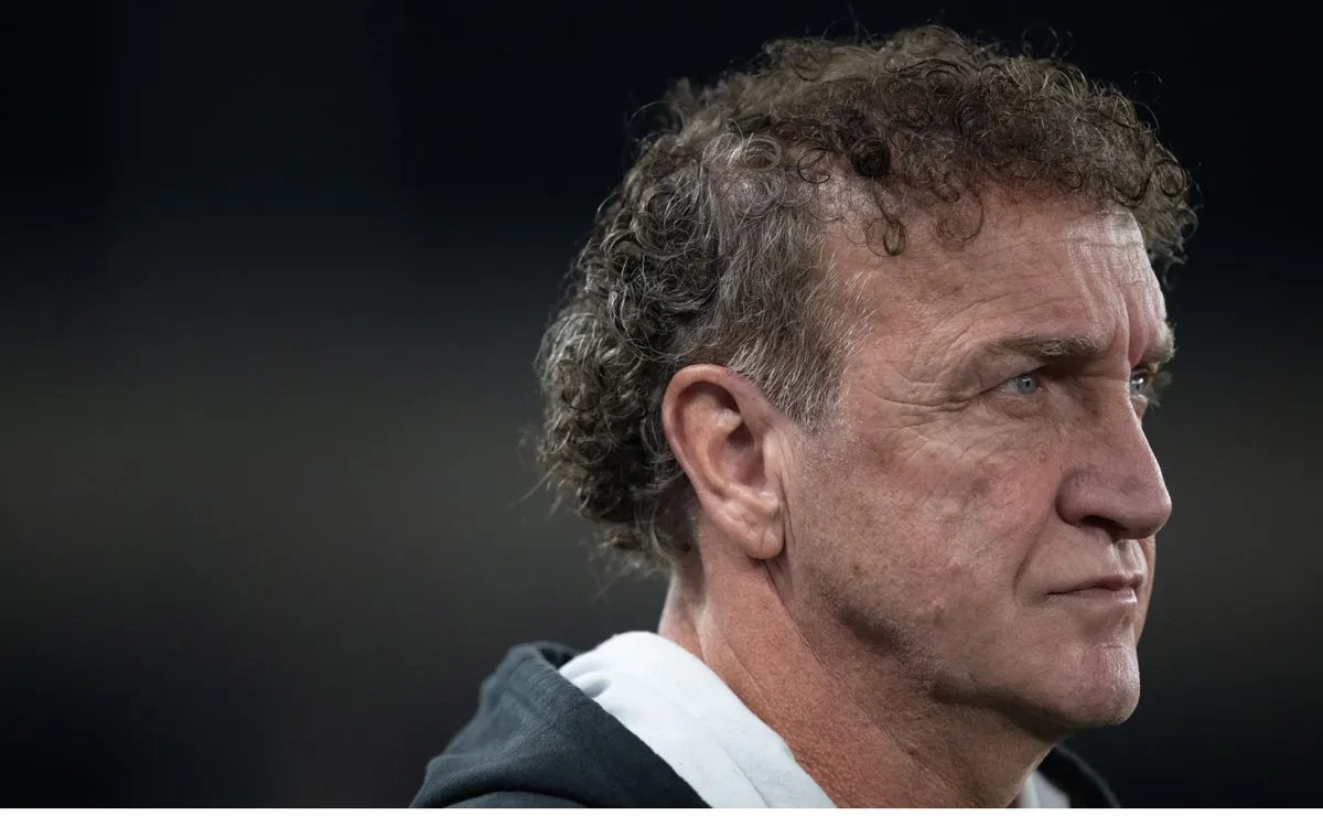 Cuca sofre pressão e Santos perde do Botafogo com erros defensivos bizarros