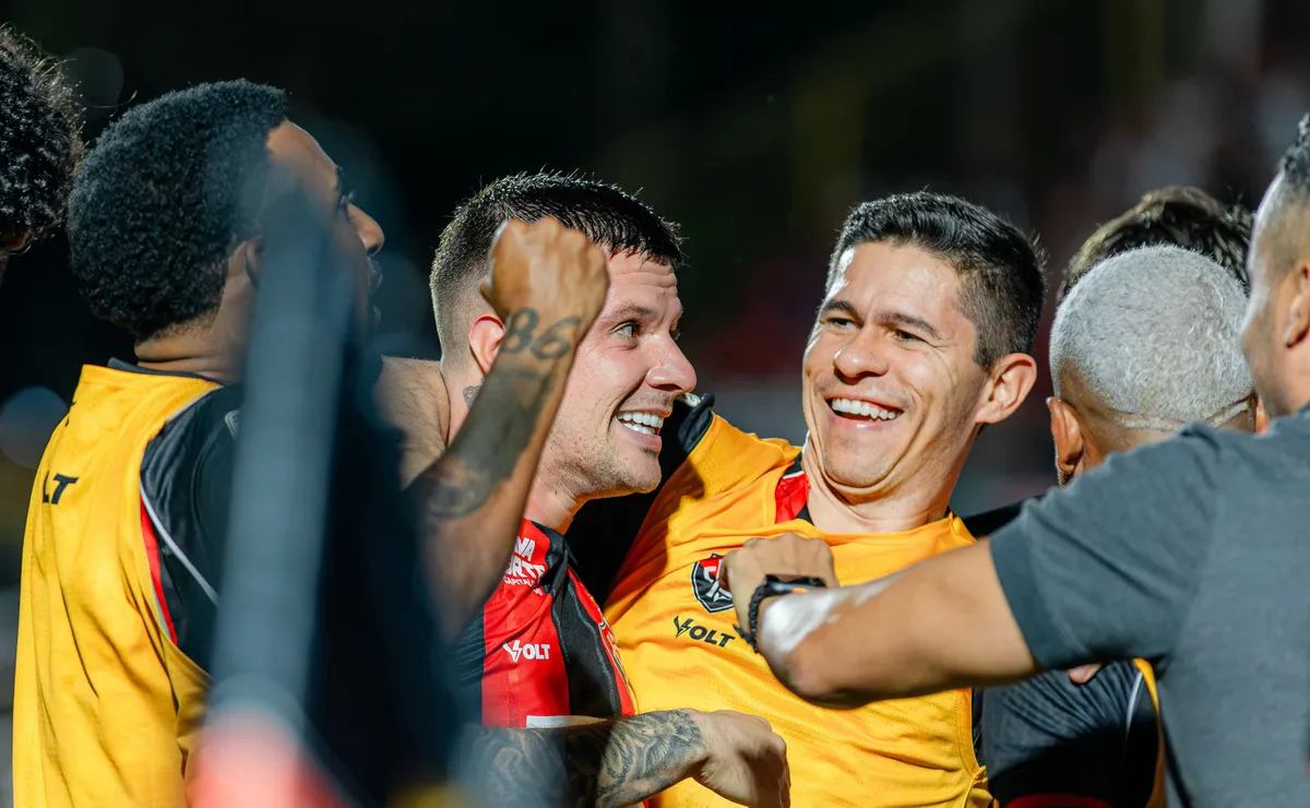 Vasco perde para o Vitória por 1 a 0 com lei do ex de Renato Kayzer em estreia do treinador