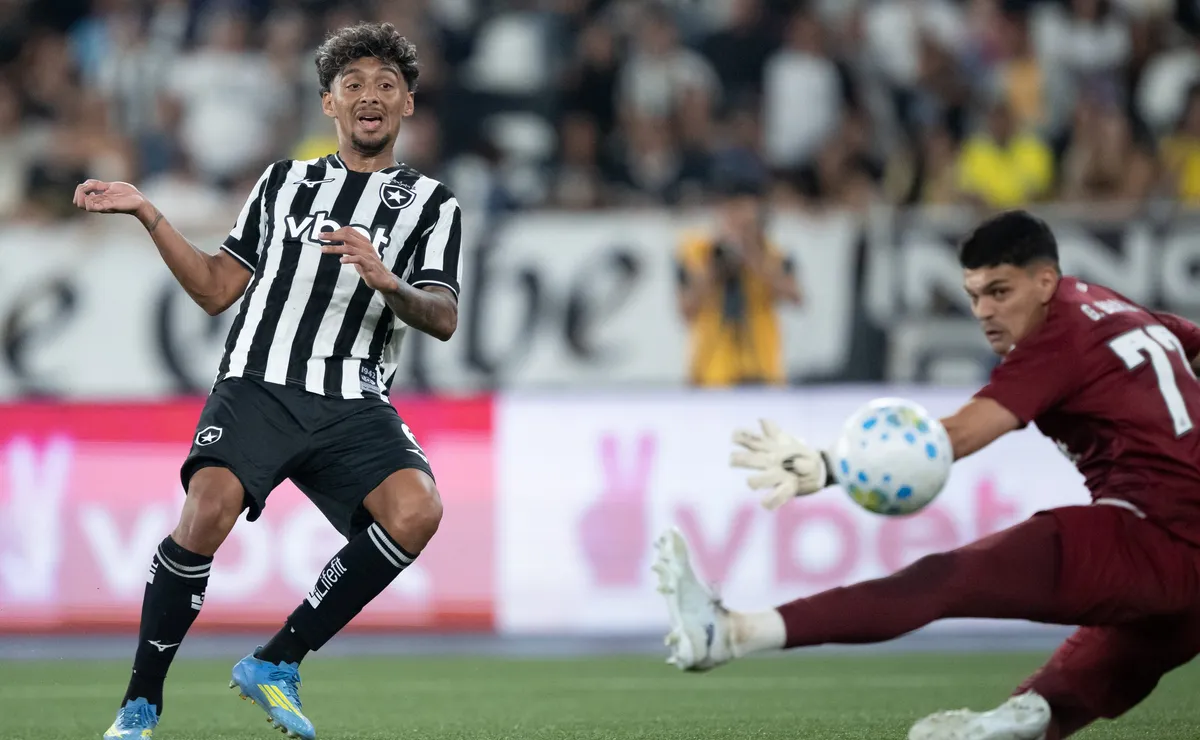 Santos sofre gol no fim, perde para o Botafogo e deixa pontos pelo caminho no Brasileirão