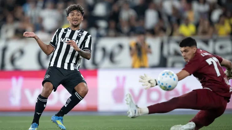 RJ - RIO DE JANEIRO - 16/07/2026 - BRASILEIRO A 2026, BOTAFOGO X SANTOS - Medina jogador do Botafogo durante partida contra o Santos no estadio Engenhao pelo campeonato Brasileiro A 2026. Foto: Jorge Rodrigues/AGIF
