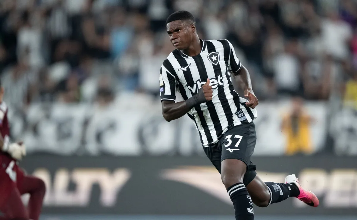 Kadir faz gol decisivo nos acréscimos e Botafogo vence o Santos de forma emocionante