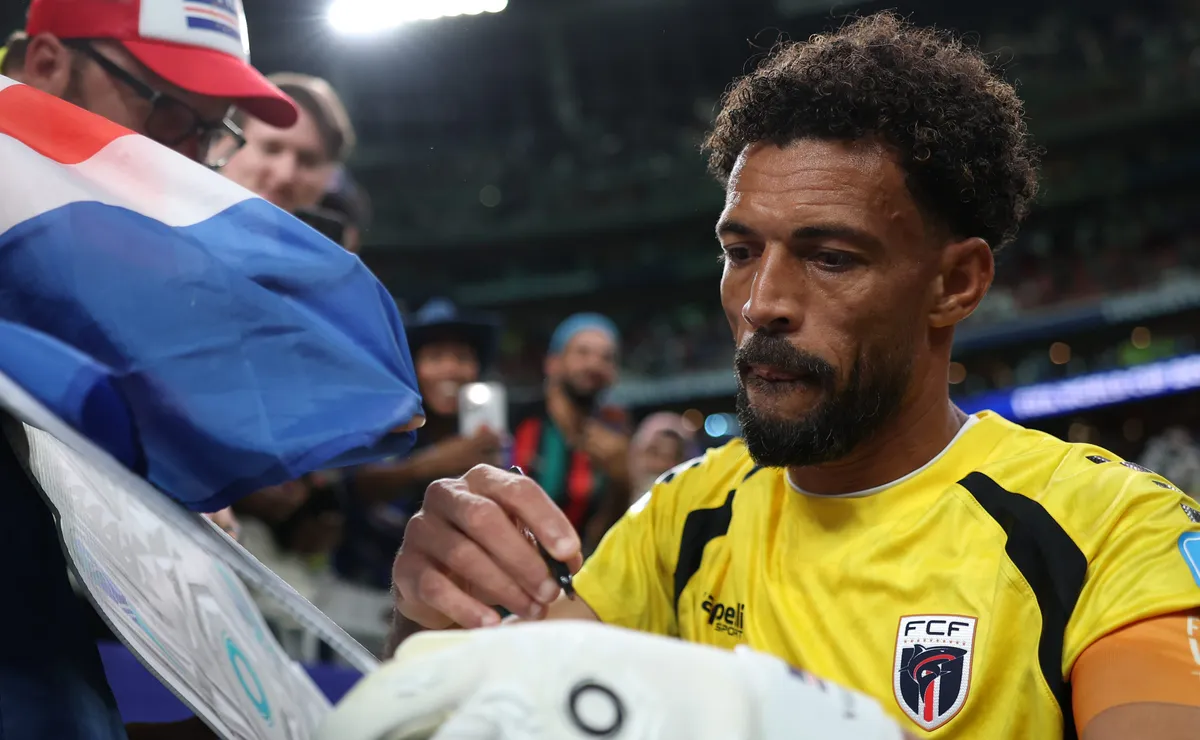 Sensação da Copa, Vozinha recebe proposta do Colo-Colo e fica perto de assinar; Corinthians rejeitou goleiro