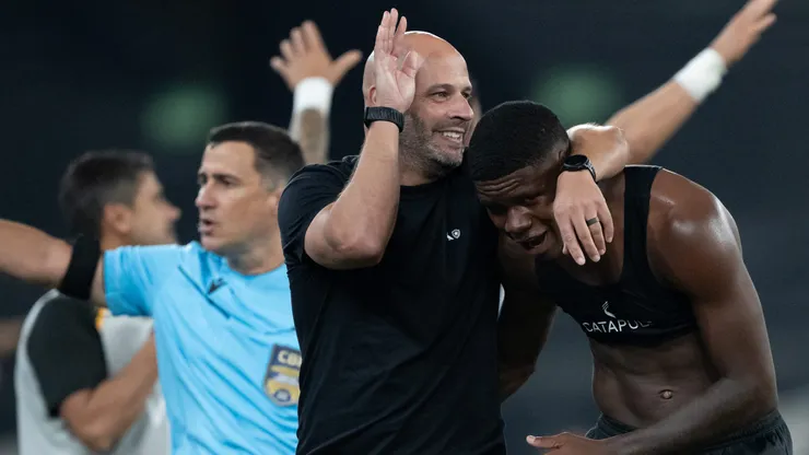 RJ - RIO DE JANEIRO - 16/07/2026 - BRASILEIRO A 2026, BOTAFOGO X SANTOS - Kadir jogador do Botafogo comemora seu gol com Franclim Carvalho tecnico da sua equipe durante partida contra o Santos no estadio Engenhao pelo campeonato Brasileiro A 2026. Foto: Jorge Rodrigues/AGIF