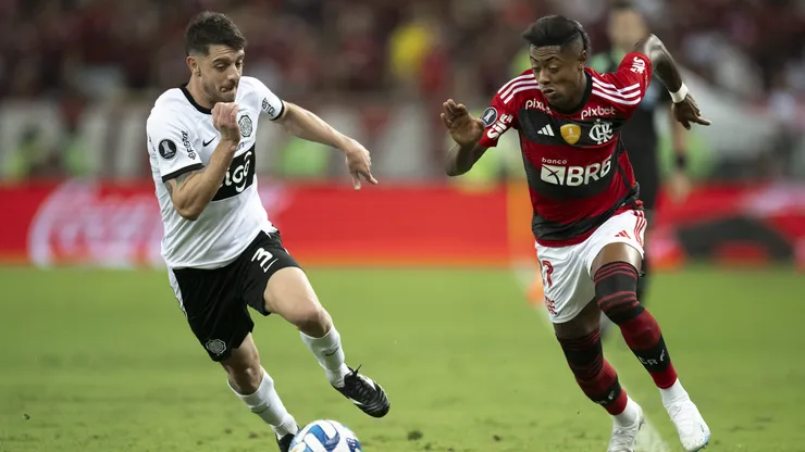 RJ - RIO DE JANEIRO - 03/08/2023 - LIBERTADORES 2023, FLAMENGO X OLIMPIA - Bruno Henrique jogador do Flamengo disputa lance com Silva jogador do Olimpia durante partida no estadio Maracana pelo campeonato Libertadores 2023. Foto: Jorge Rodrigues/AGIF