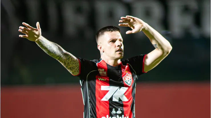 Renato Kayzer durante comemoração do gol solitário