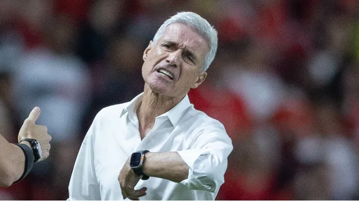 Luís Castro tem dúvidas na escalação do Grêmio.
