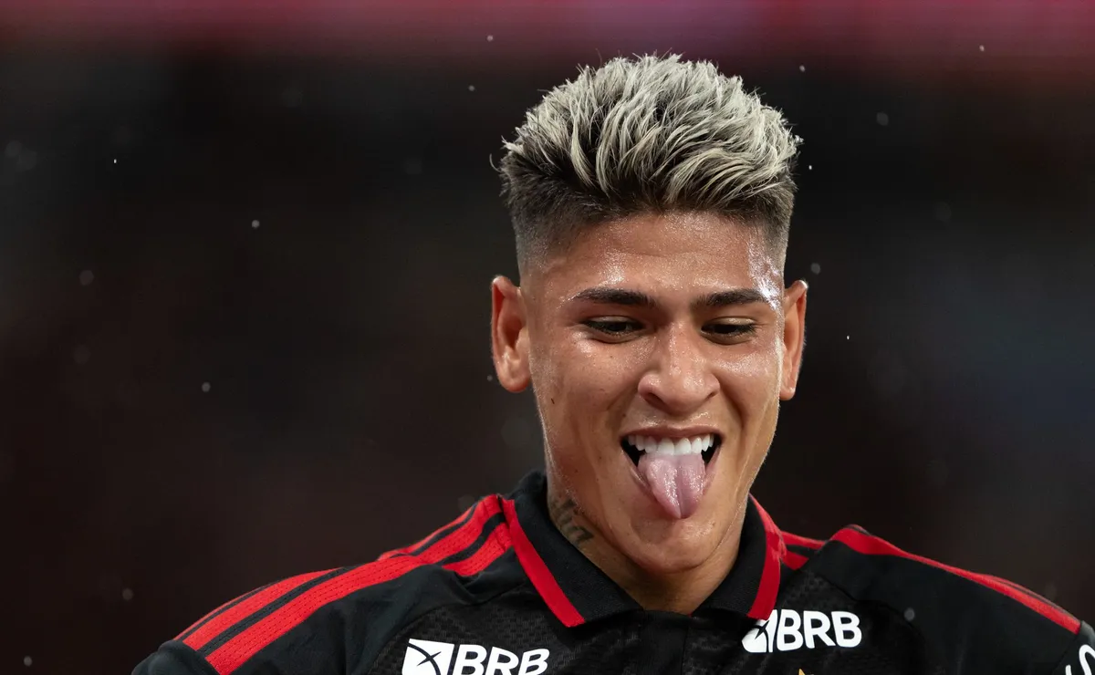 Flamengo prioriza saída de Carrascal em vez de Pulgar se fechar contratação de Thiago Almada