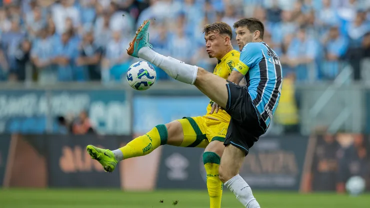 Walter Kannemann jogador do Gremio disputa lance com Christian jogador do Mirassol durante partida no estadio Arena do Gremio pelo campeonato Brasileiro A 2025. Foto: Liamara Polli/AGIF