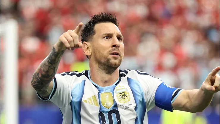 Messi comemorando gol pela Argentina durante a Copa.