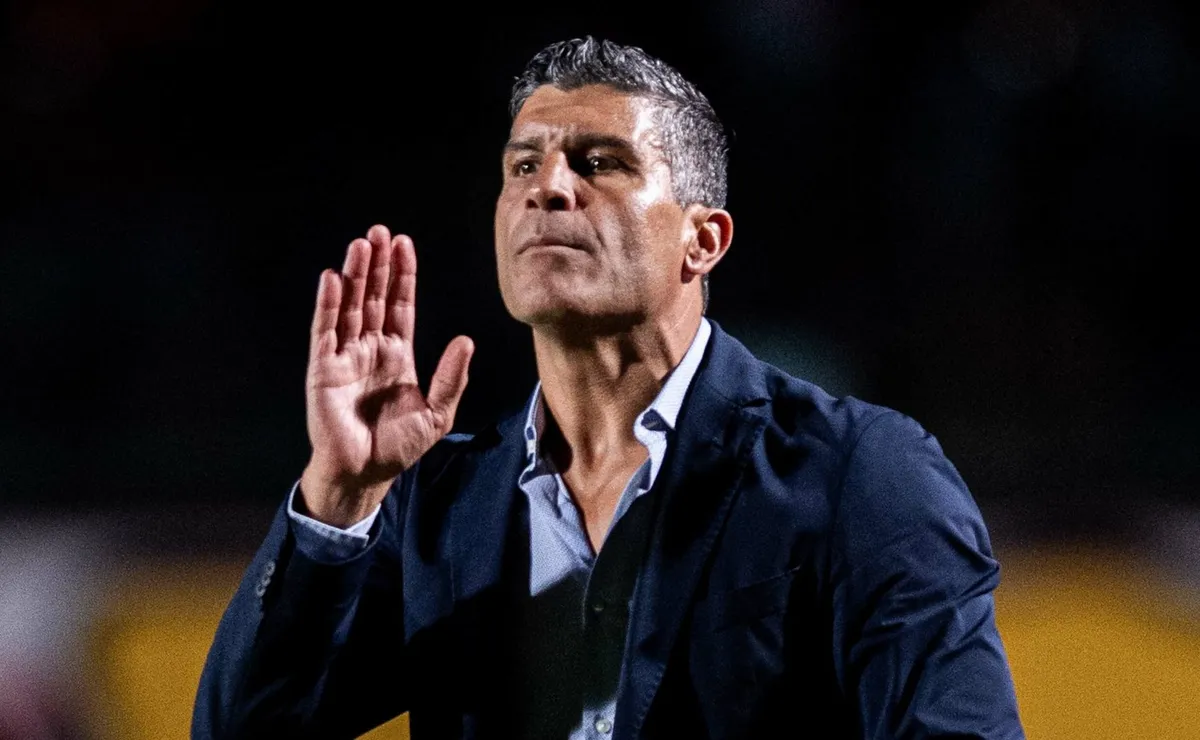 Pedro Emanuel esboça escalação do Vasco num 4-3-3 para jogo da Copa Sul-Americana