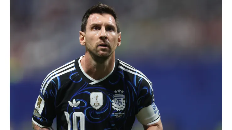 Messi atuando contra a Inglaterra. (Foto de Richard Pelham/Getty Images)