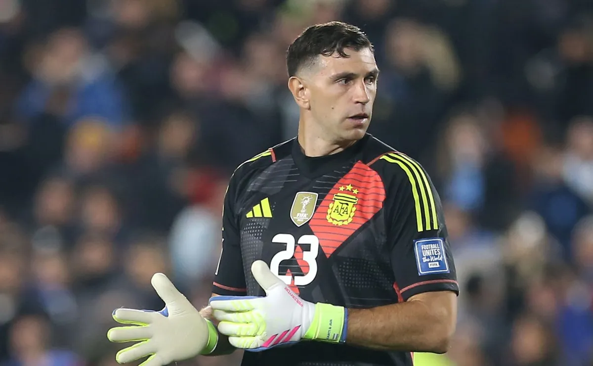 Dibu Martínez desabafa e revela drama na Copa do Mundo: “Minha mão dói todos os dias”