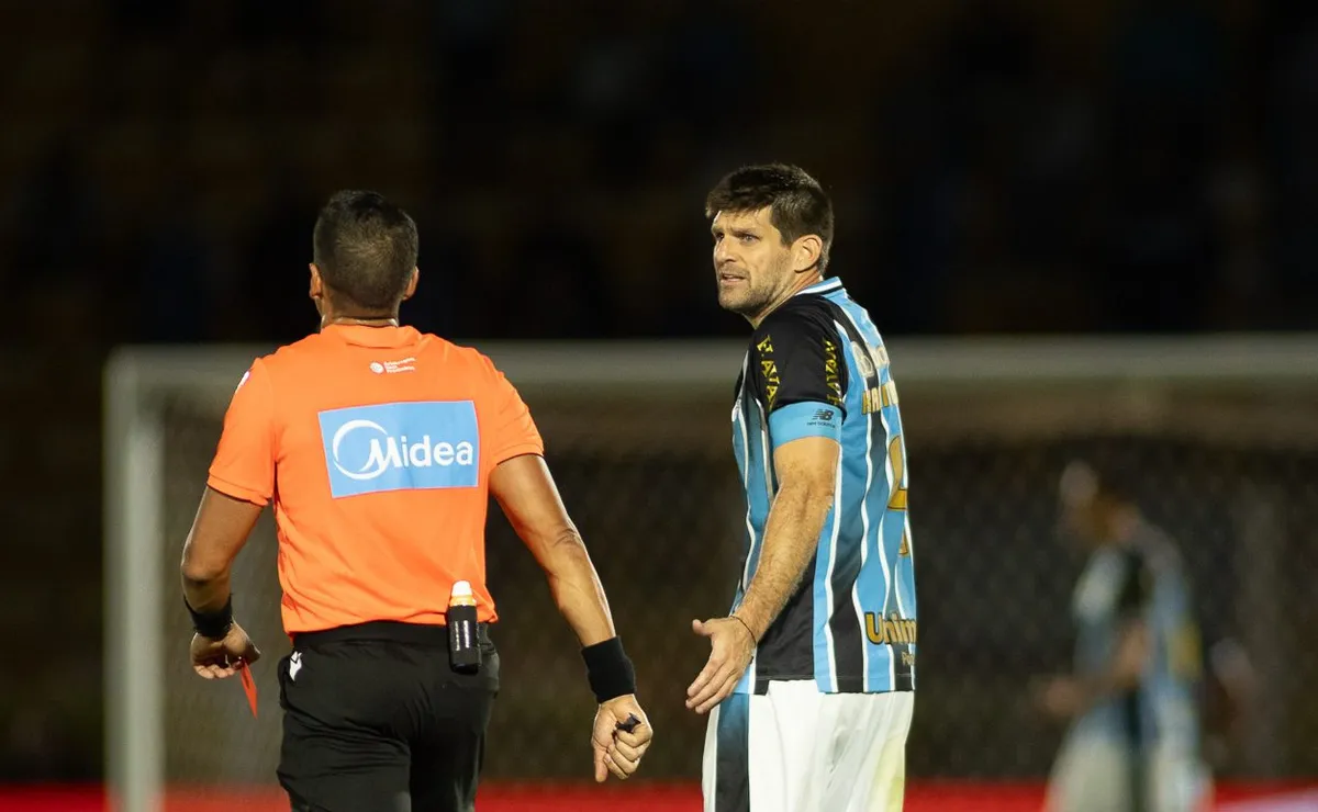 Bruno Arleu retira expulsão de Denilson em Mirassol x Grêmio com ajuda do VAR