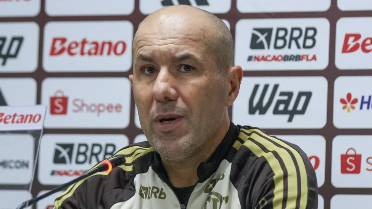 Leonardo Jardim, técnico do Flamengo, durante partida contra o Athletico-PR no estadio Arena da Baixada pelo campeonato Brasileiro A 2026. Foto: Robson Mafra/AGIF