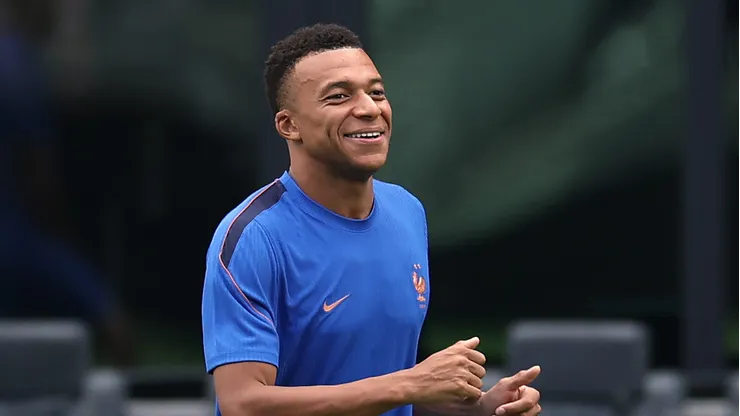 Mbappé durante treinamento de sexta-feira (17)