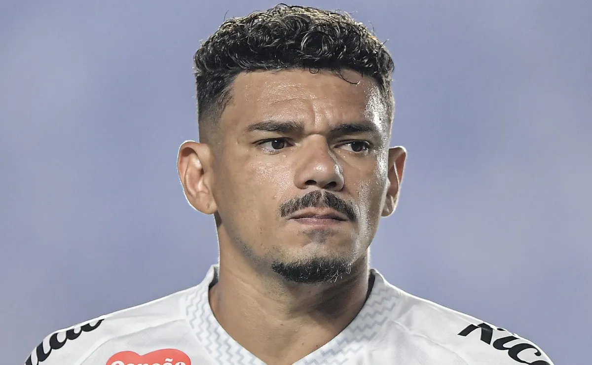 Tiquinho Soares rescinde contrato com o Santos após cobrar salários na Justiça