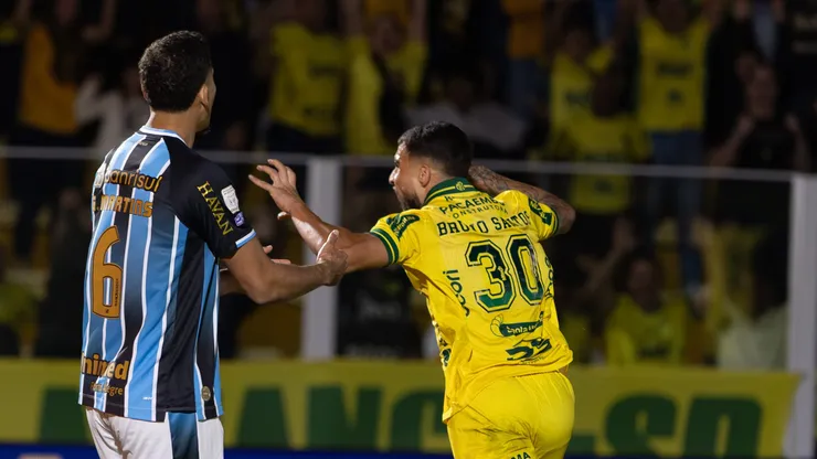 Bruno Santos jogador do Mirassol comemora seu gol durante partida contra o Grêmio no estádio Jose Maria de Campos Maia pelo campeonato Brasileiro A 2026. Foto: Hugo Neves/RP FOTOPRESS/AGIF