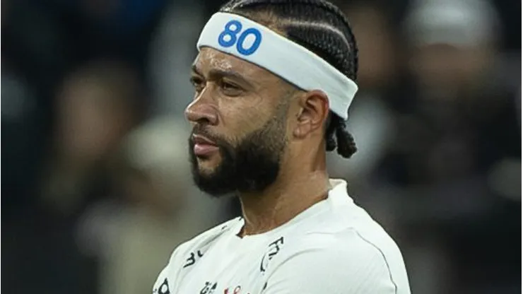 Memphis Depay ainda não renovou com o Corinthians.