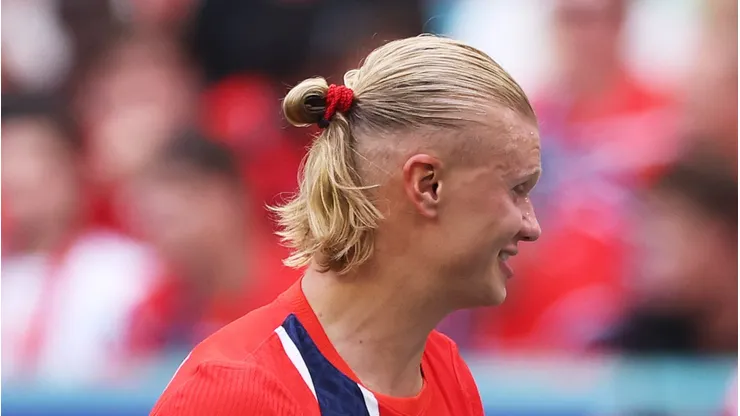 MIAMI GARDENS, FLORIDA - JULY 11: Erling Haaland #9 of Norway and John Stones #5 of England talk as the Norway's second goal is reviewed by the VAR during the FIFA World Cup 2026 Quarter Final match between Norway and England at Miami Stadium on July 11, 2026 in Miami Gardens, Florida. (Photo by Richard Pelham/Getty Images)