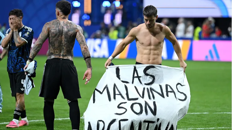 Bandeira polêmica com referência as "Malvinas" em Argentina x Inglaterra - Foto: Shaun Botterill/Getty Images