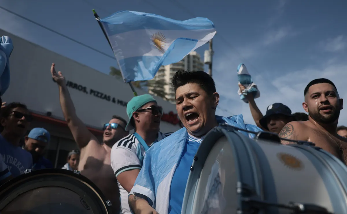 Sem ingresso, torcida argentina promete transformar entorno do MetLife em festa para a final da Copa do Mundo