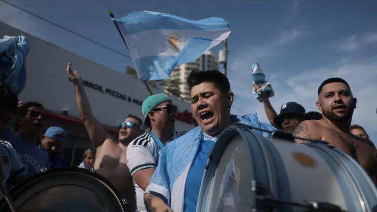 Torcedores da Argentina celebram a vitória sobre a Inglaterra após uma partida da Copa do Mundo. (Photo by Joe Raedle/Getty Images)