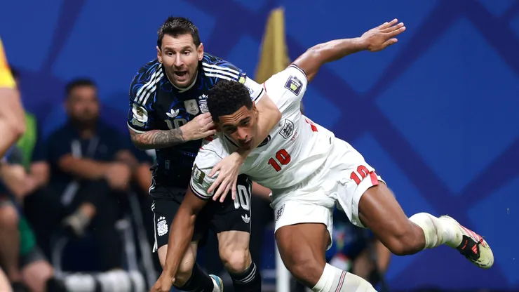 Jude Bellingham e Lionel Messi disputam a bola durante a partida da semifinal da Copa do Mundo entre Inglaterra e Argentina. (Photo by Elsa/Getty Images)