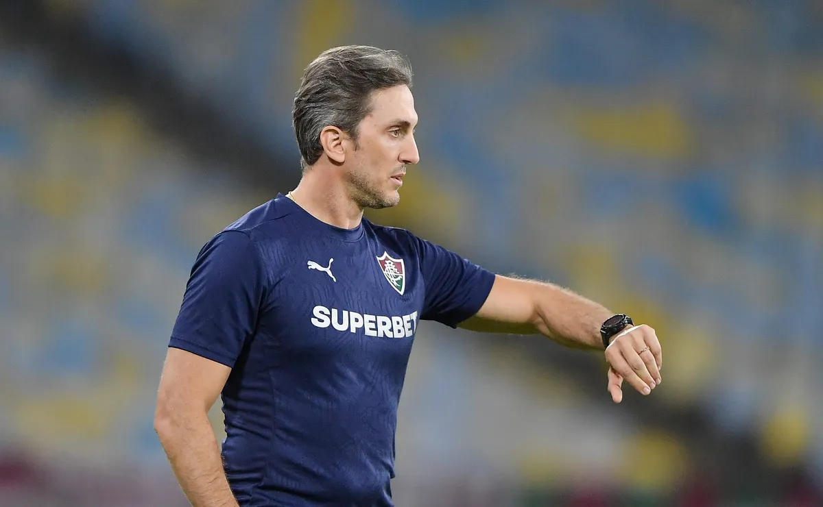 Zubeldía destaca que ausência de John Kennedy como titular em Fluminense x Bragantino foi opção técnica