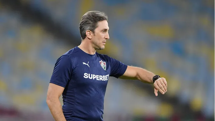 Luis Zubeldia tecnico do Fluminense durante partida contra o Bragantino no estadio Maracana pelo campeonato Brasileiro A 2026. Foto: Thiago Ribeiro/AGIF