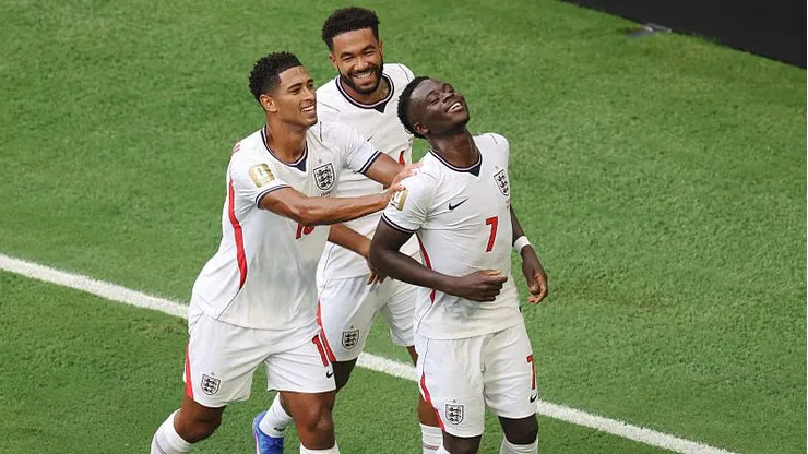 Saka comemora seu hat-trick com Jude Bellingham e Reece James durante a disputa de terceiro lugar da Copa do Mundo entre França e Inglaterra. (Photo by Jamie Squire/Getty Images)