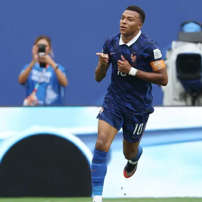 Mbappé deixa Messi para trás e vira artilheiro das Copas