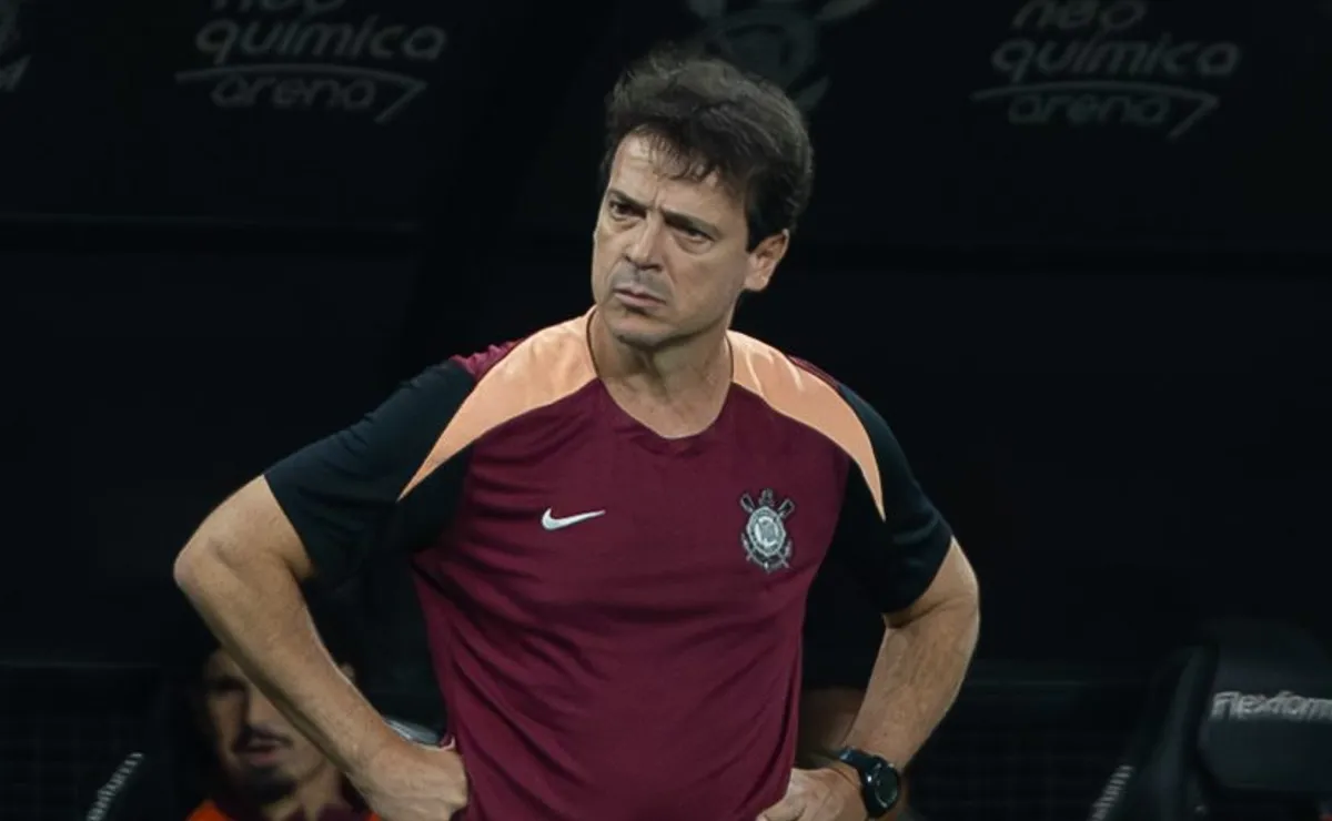 Fernando Diniz esboça time titular do Corinthians diante do Remo, pelo Brasileirão