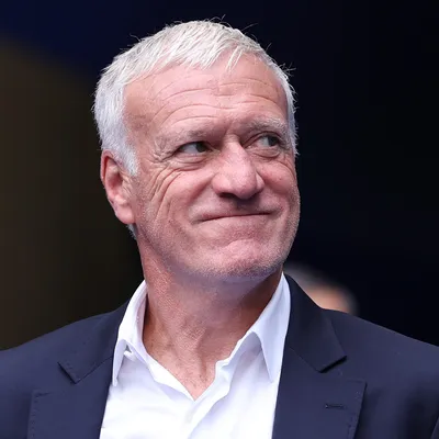França homenageia Deschamps em despedida