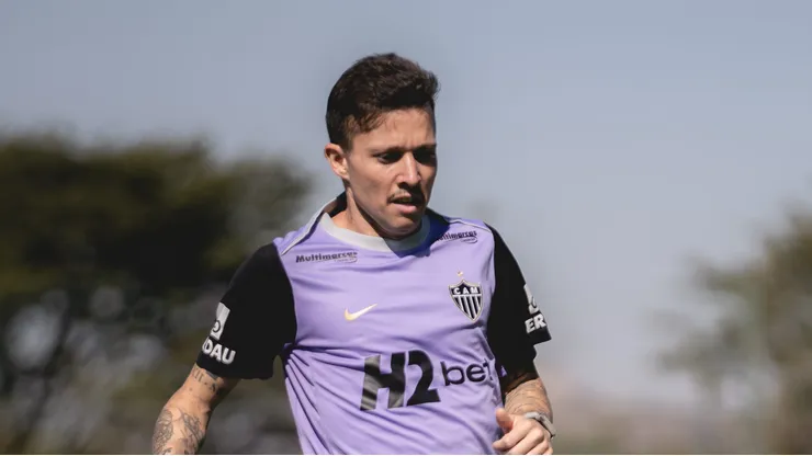 Bernard durante treino na Cidade do Galo