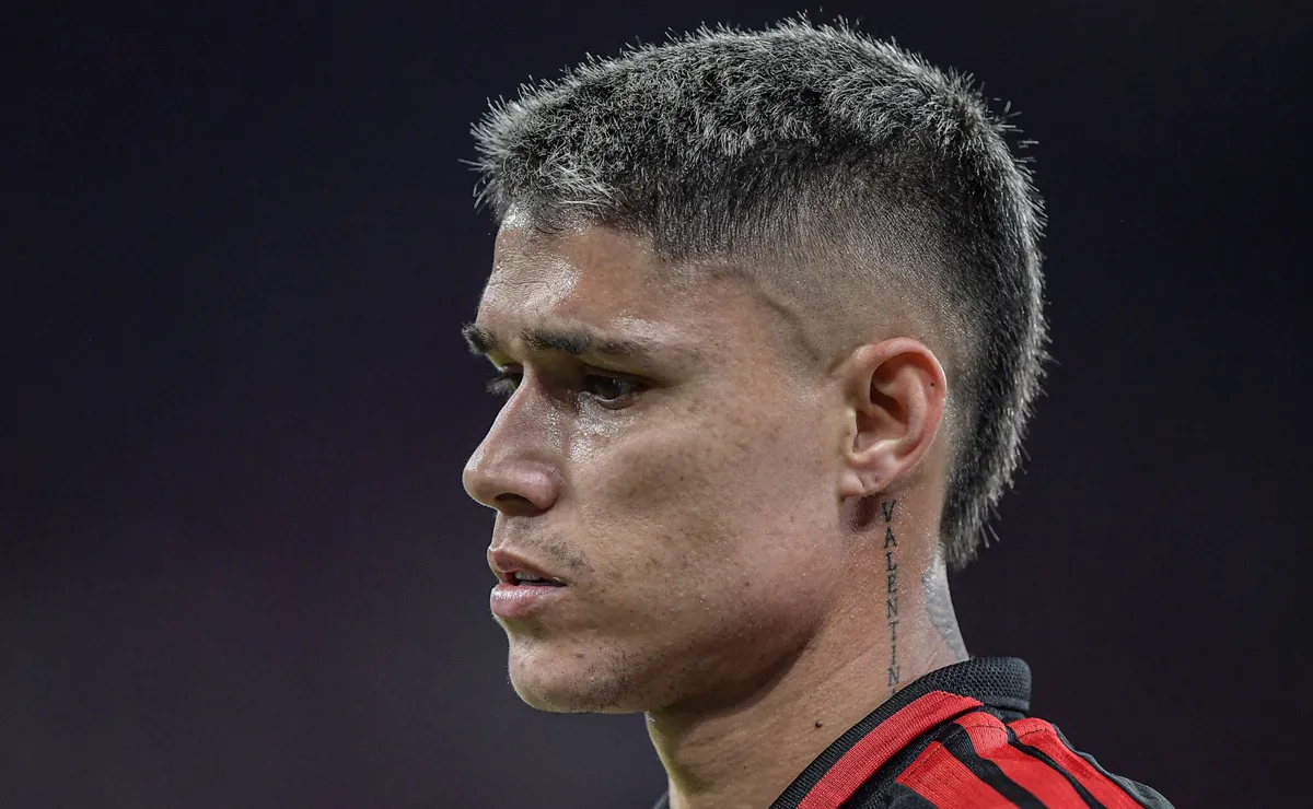 Luiz Araújo preocupa o Flamengo após torção no joelho esquerdo e passará por exames