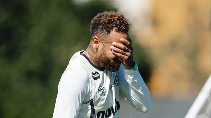 Neymar durante atividade no CT Rei Pelé