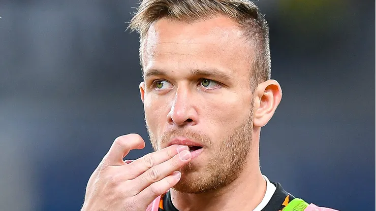 Arthur Melo vive momento de indefinição na carreira