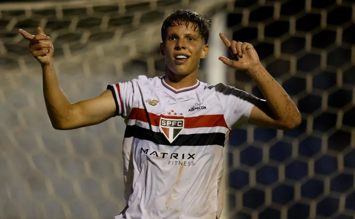 Gustavo Santana aproveita intertemporada e entra na disputa por espaço no São Paulo